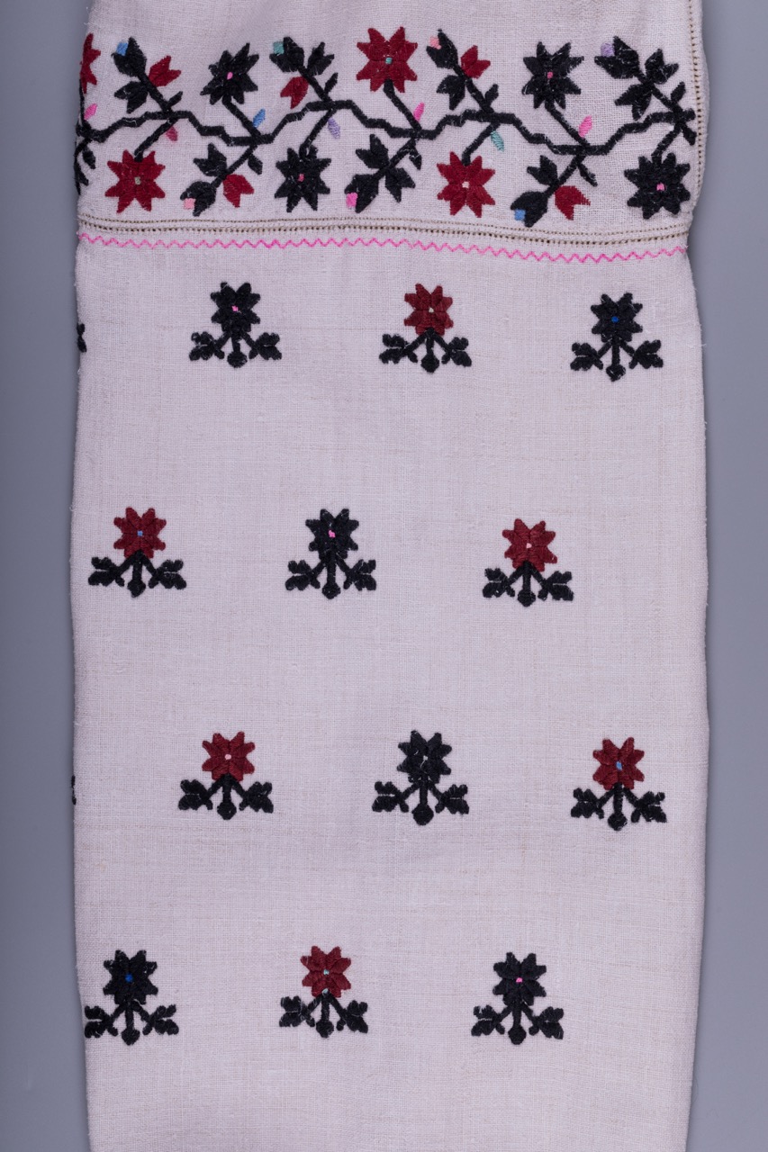 Жіноча вишита сорочка